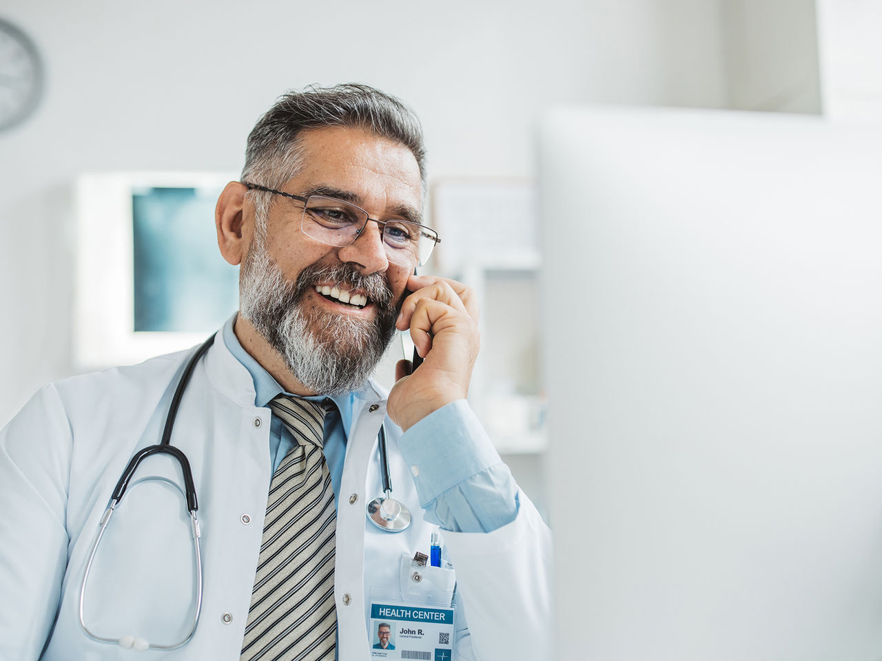Médico hablando por smartphone.​​ 