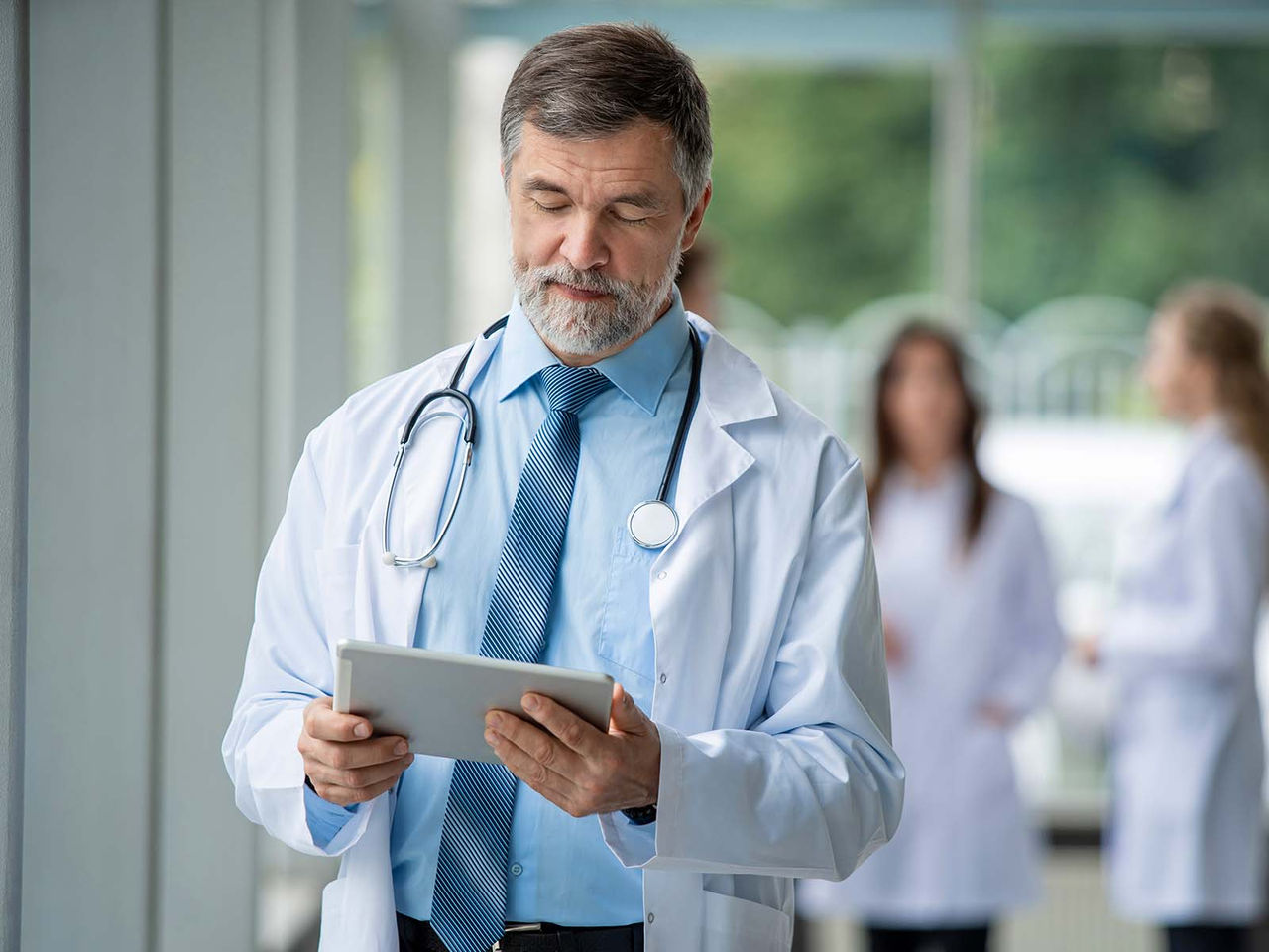 Profesional de la salud usando una tablet.​​ 