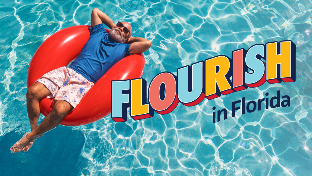 Un hombre mayor hispano relajado con un flotador rojo en una piscina. La frase “Prosperar en Florida” aparece superpuesta sobre la imagen.​​ 