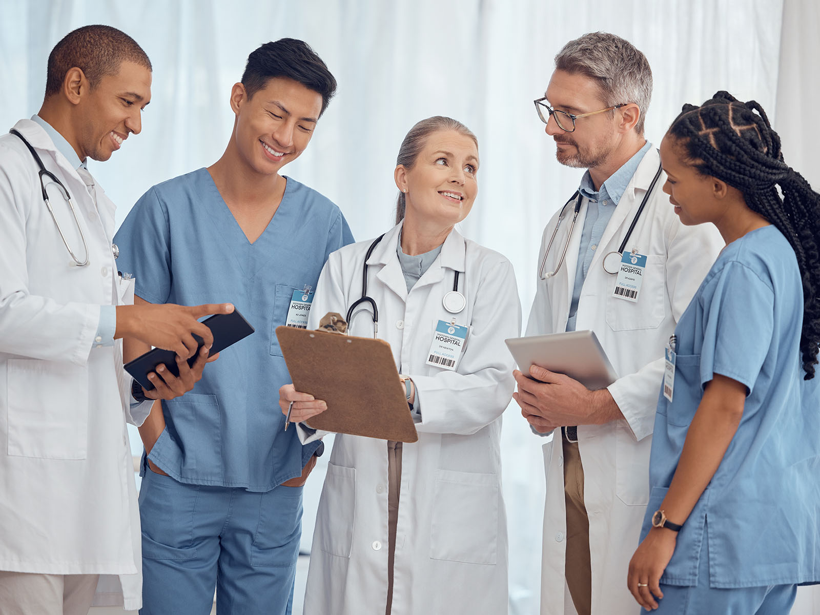 Retrato de equipo médico al aire libre​​ 