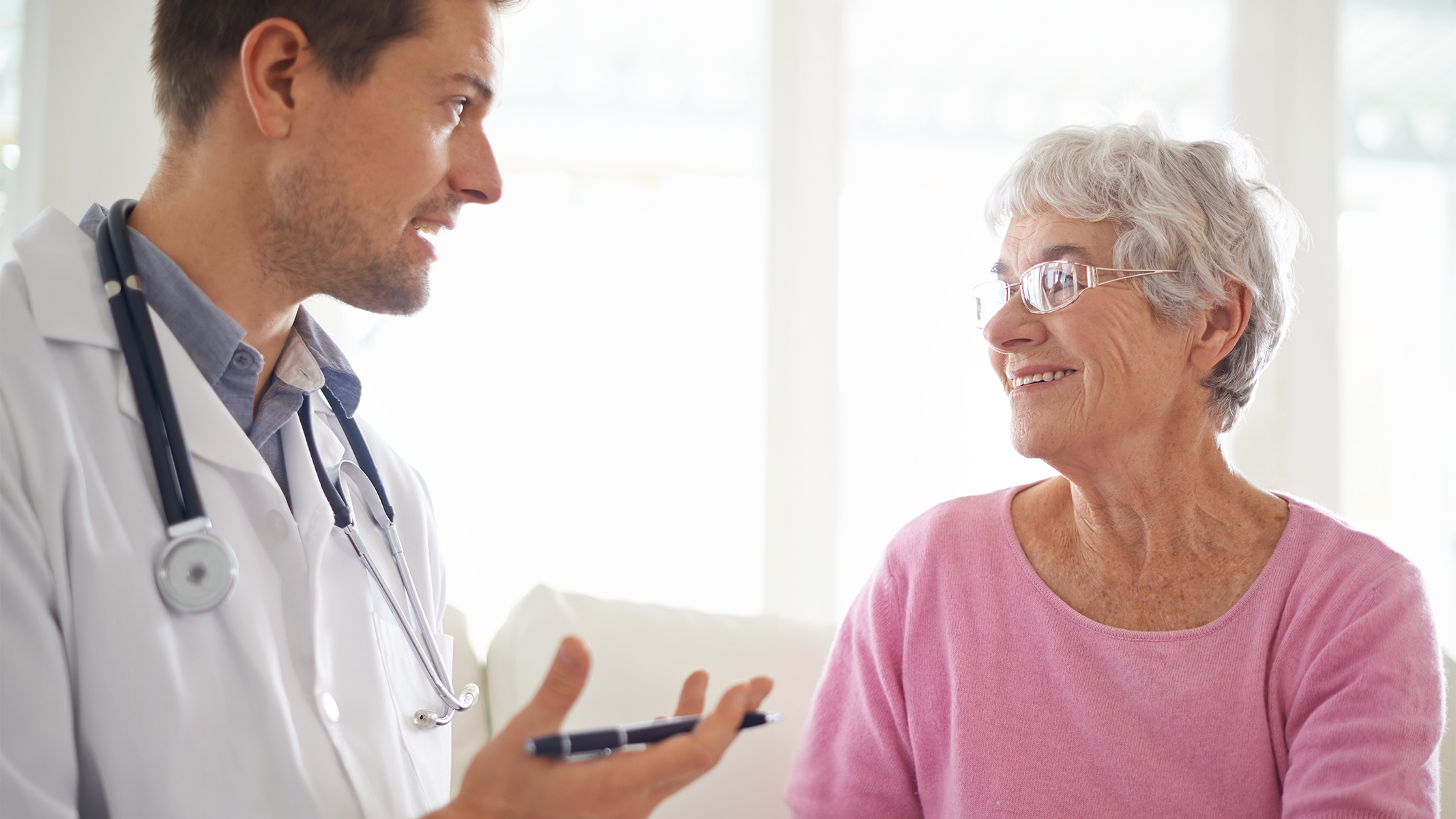  Médico explicando algo a su paciente de la tercera edad.​​ 