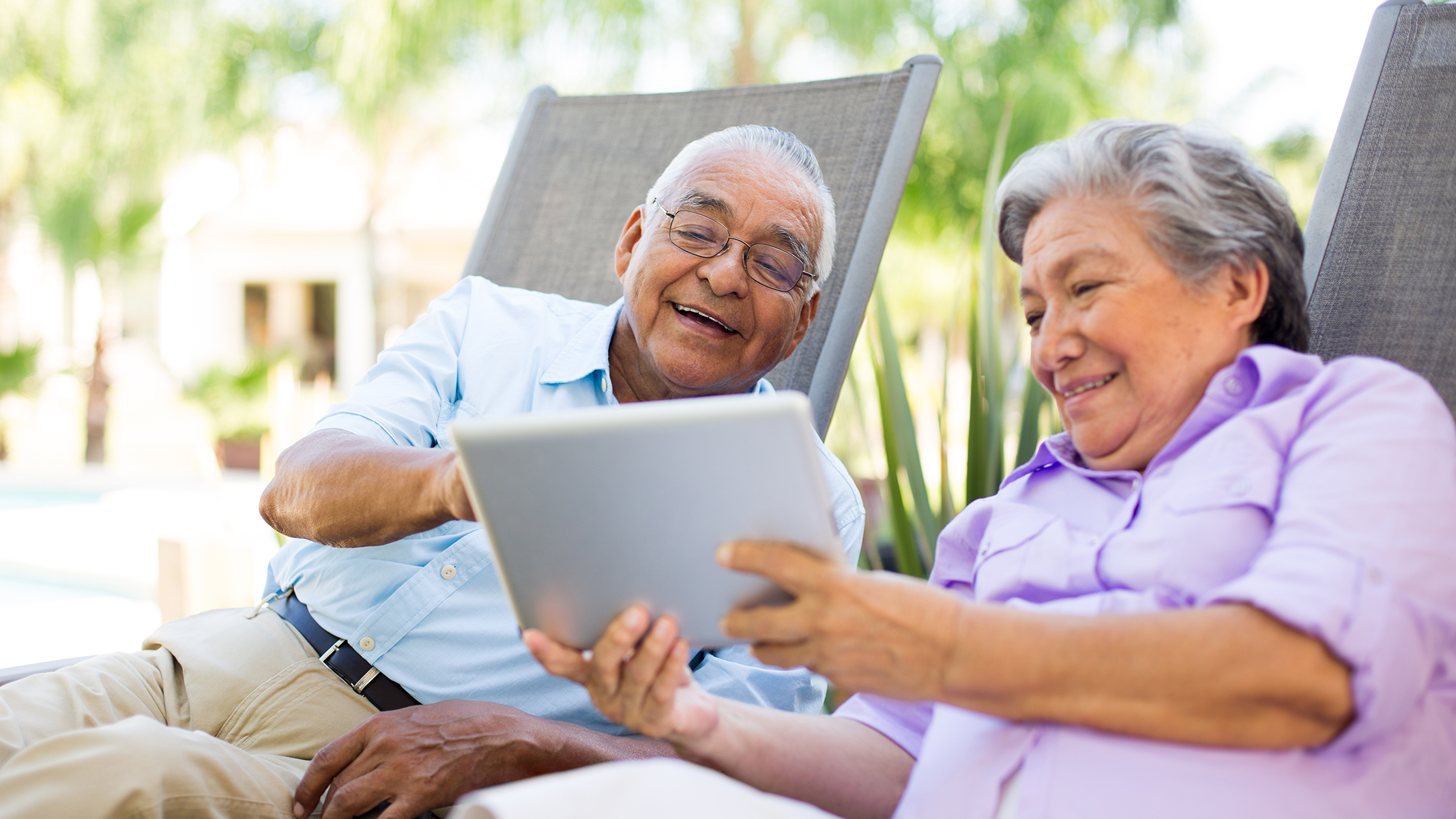  Pareja mayor mirando una tablet​​ 