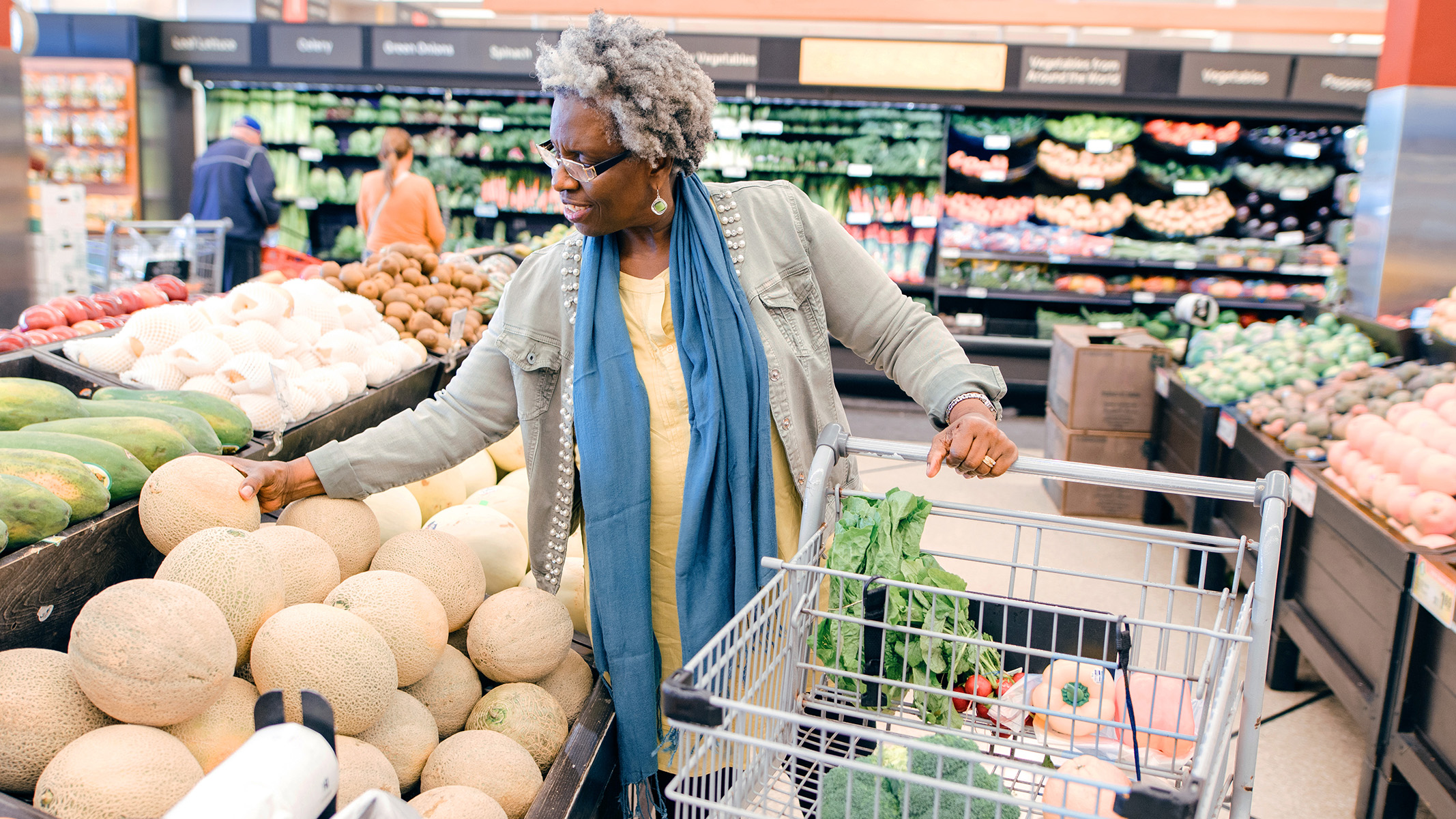  Mujer mayor comprando alimentos.​​ 