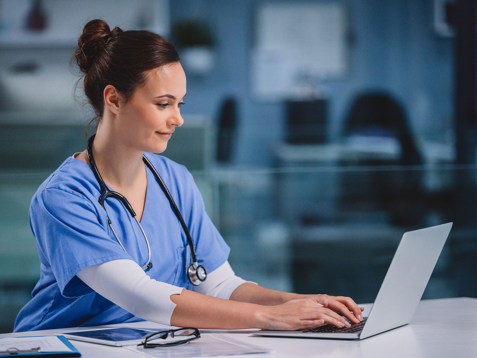 Profesional de la salud usando un computador portátil.​​  