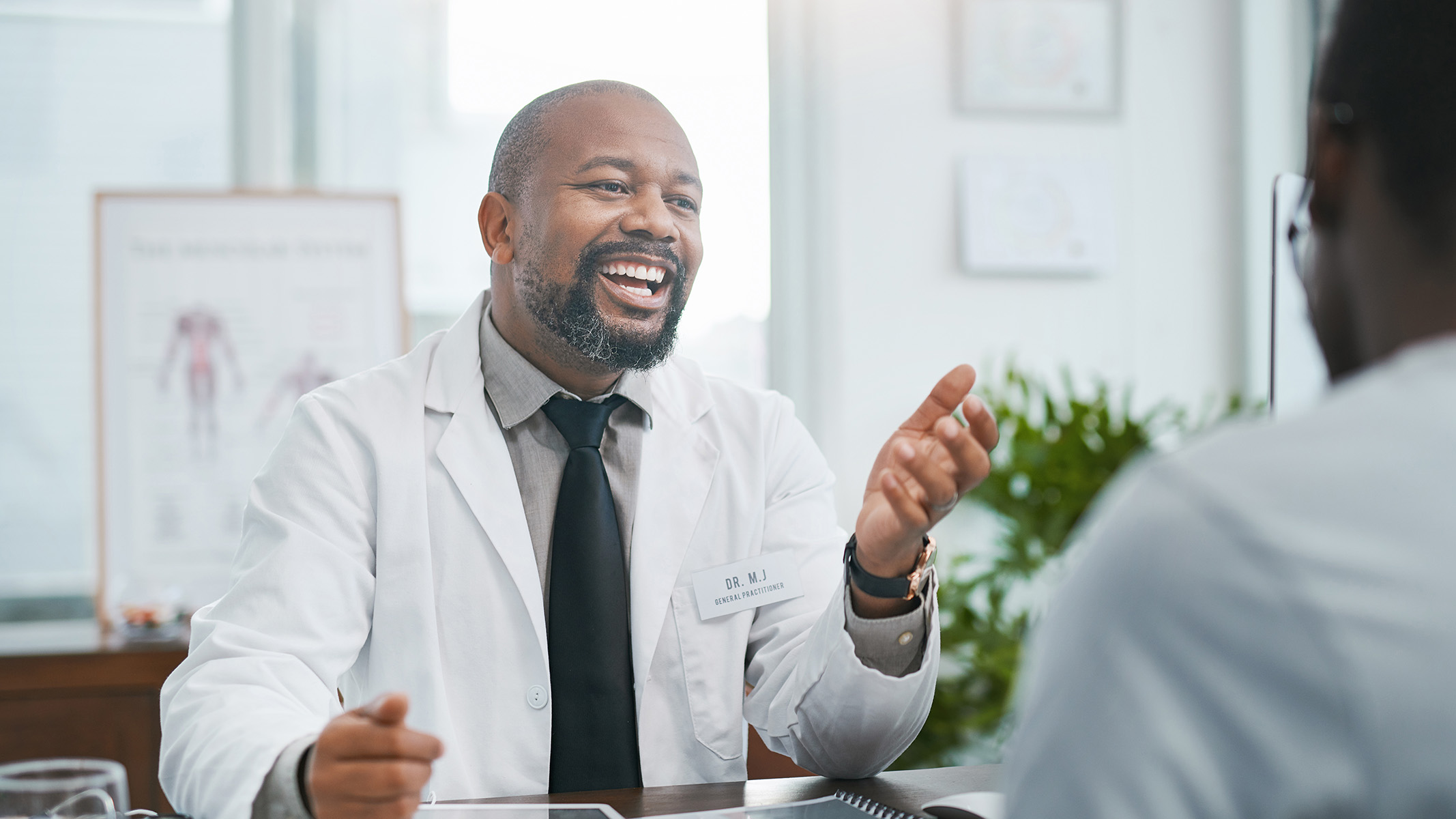 Médico hablando con un paciente en un consultorio​​ 