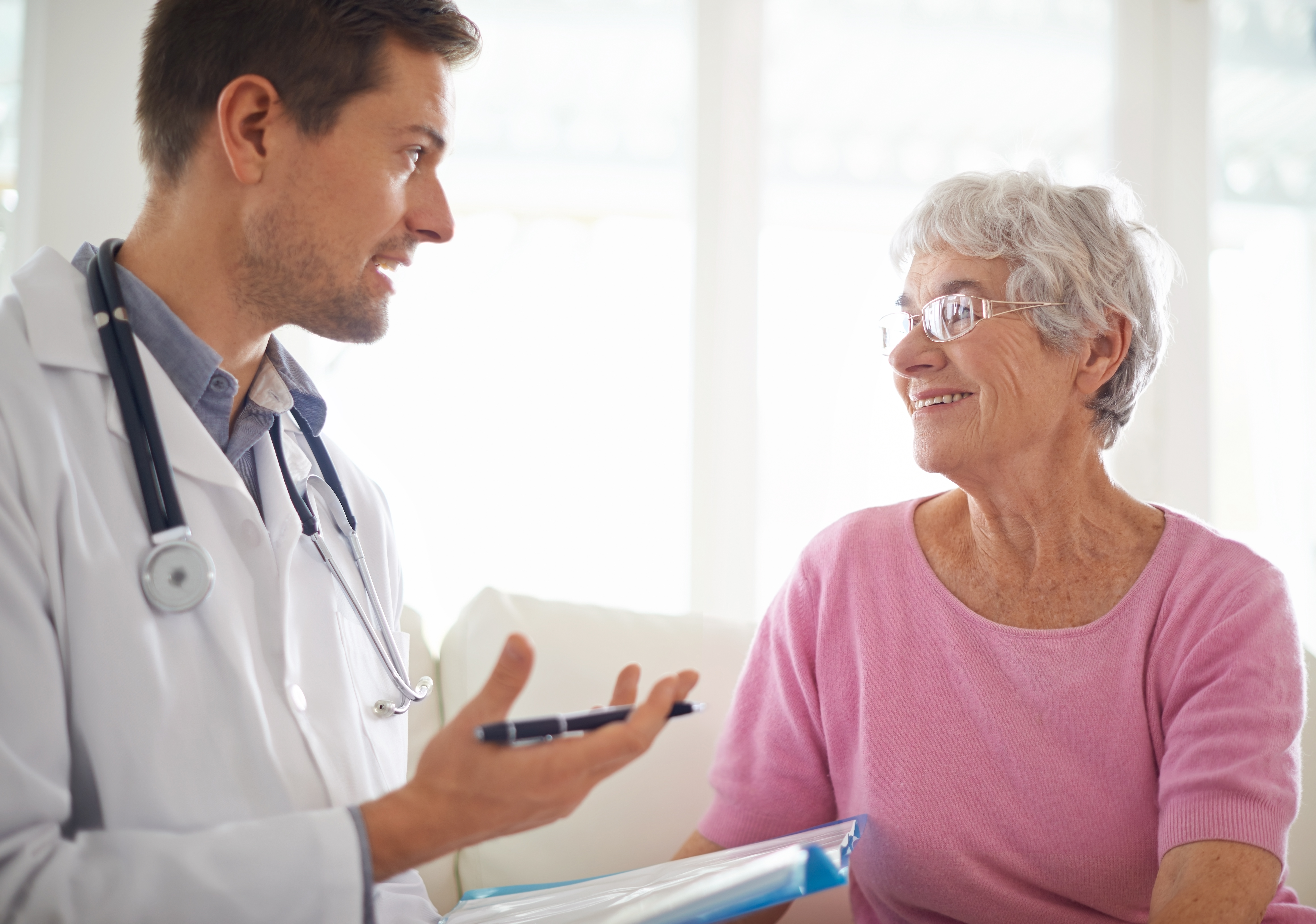 Mujer mayor hablando con un médico.​​ 