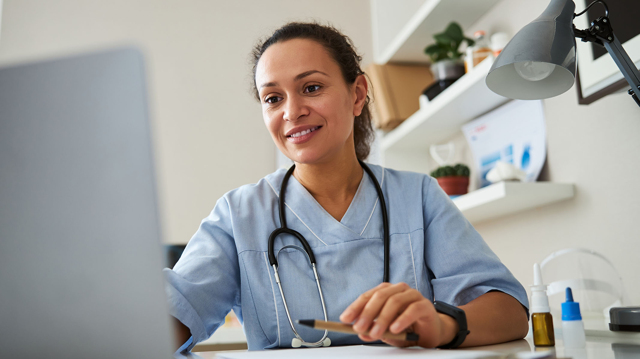 Profesional de la salud usando un computador portátil.​​ 