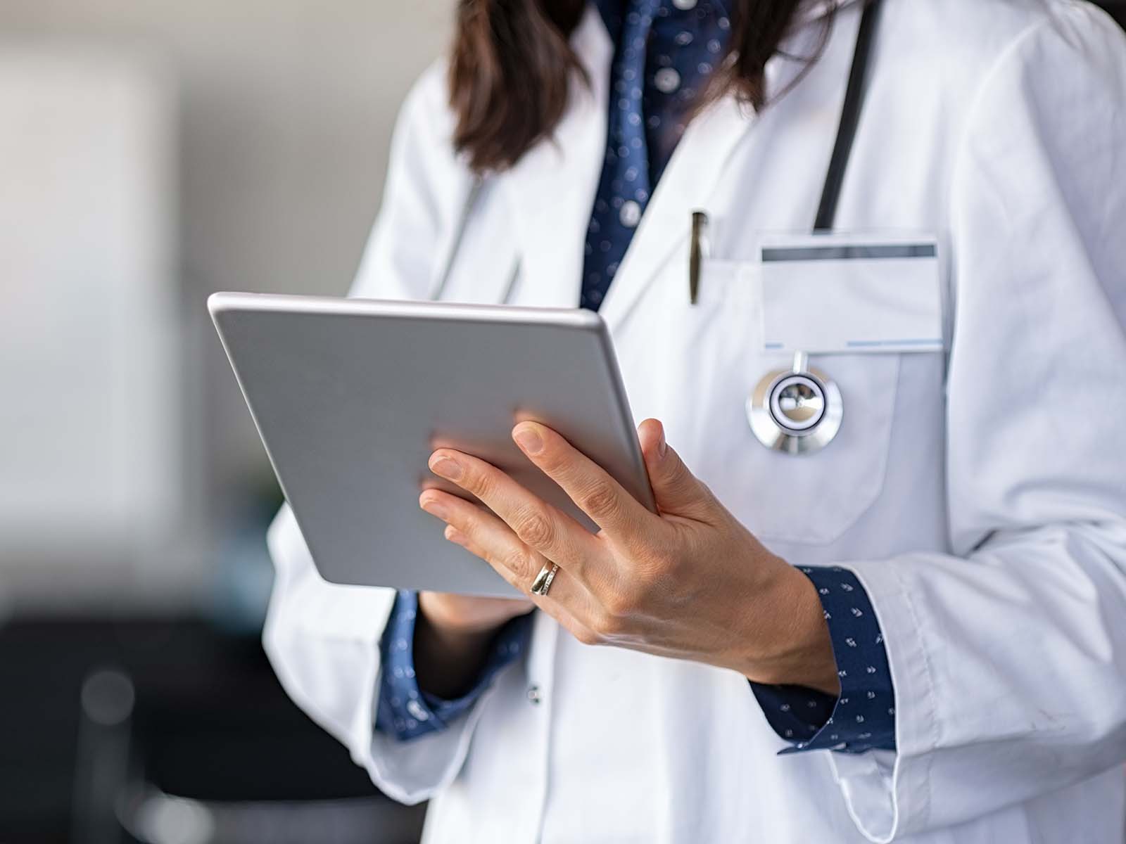 Profesional de la salud usando una tablet.​​ 
