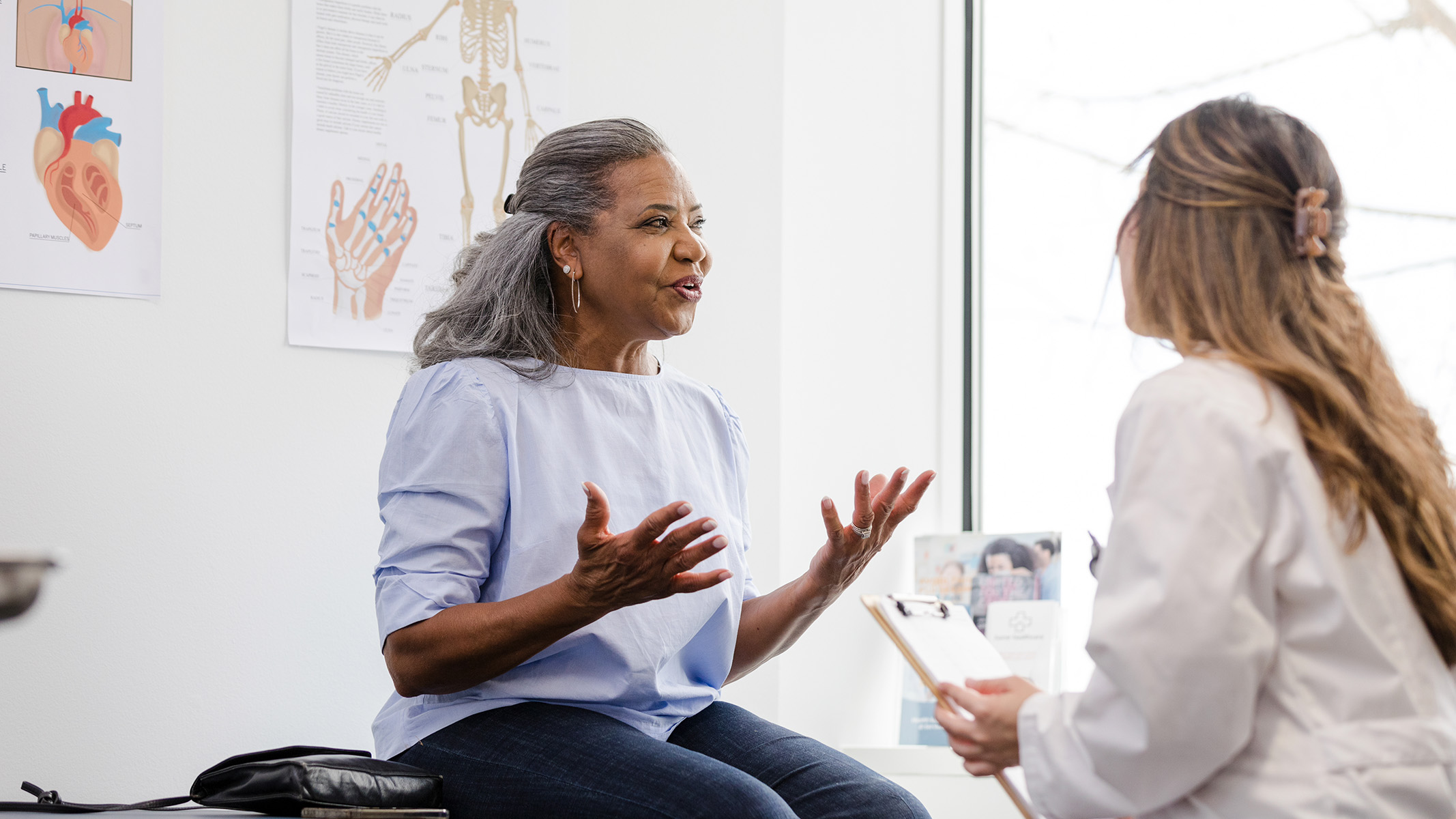 mujeres conversando con su médico​​ 