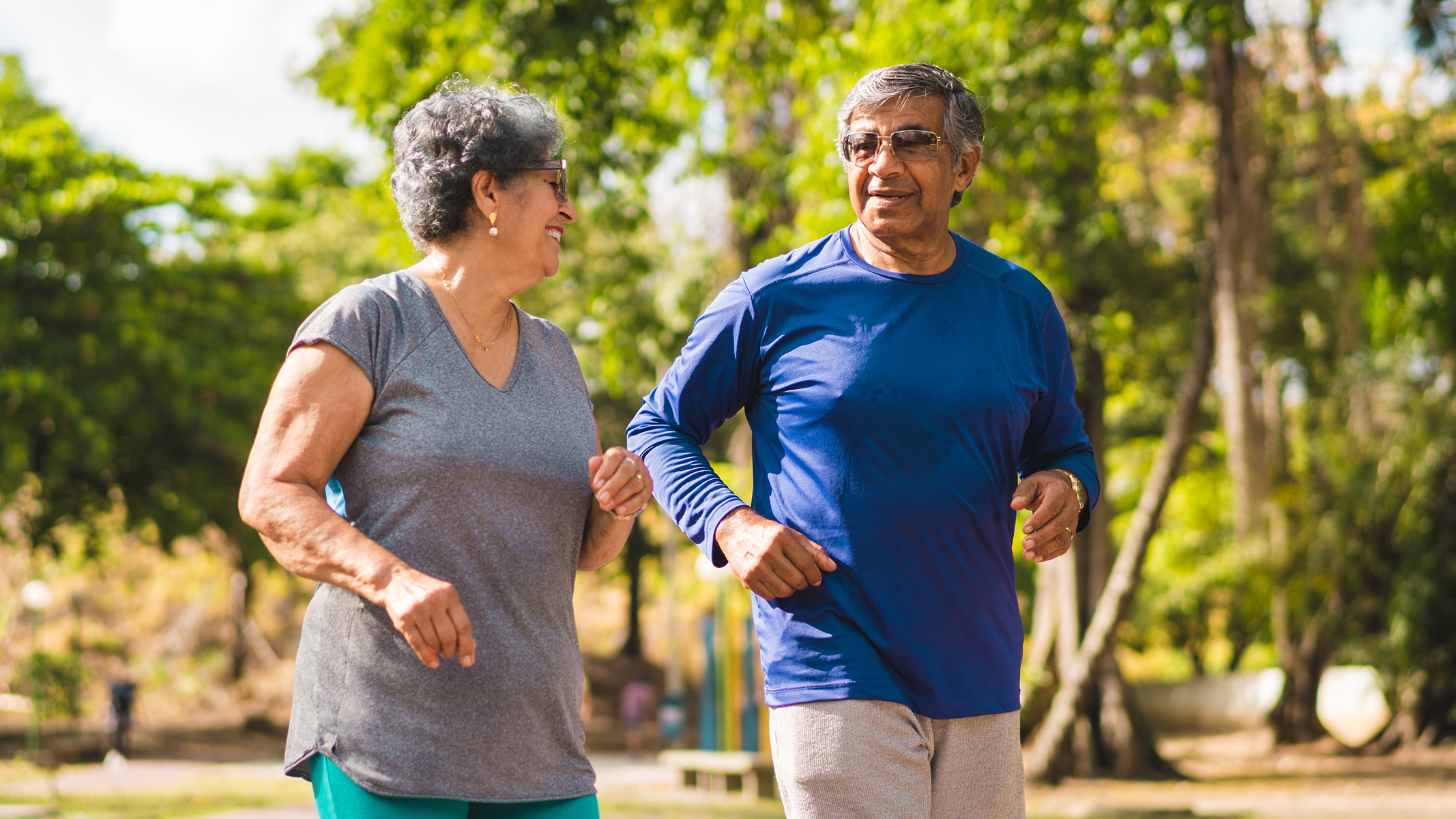 Pareja de personas mayores trotando al aire libre​​ 