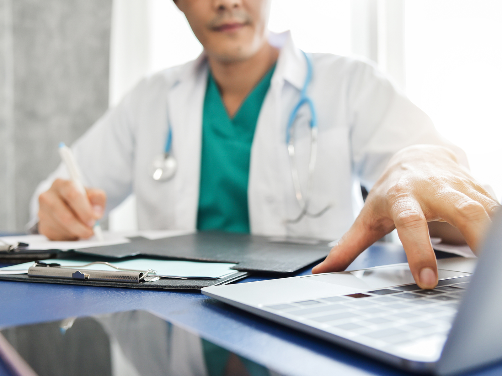 Médico con un computador portátil.​​ 
